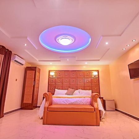 Double M Exquisite Suites And Lounge Lekki Ogombo Buitenkant foto