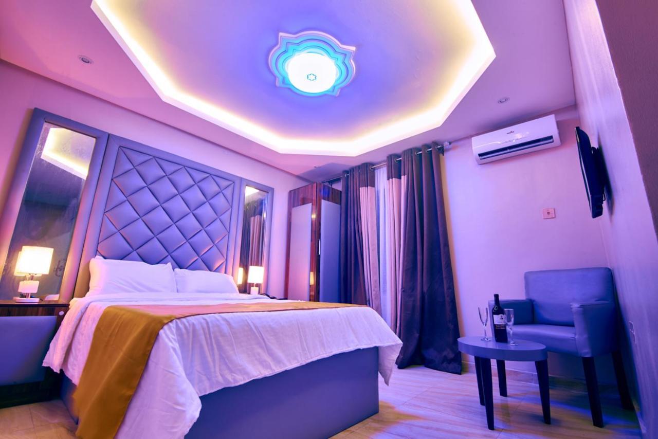 Double M Exquisite Suites And Lounge Lekki Ogombo Buitenkant foto